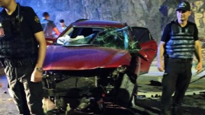 Hakkari’nin Serisolan mevkiinde gece saatlerinde meydana gelen trafik kazasında, 2’si