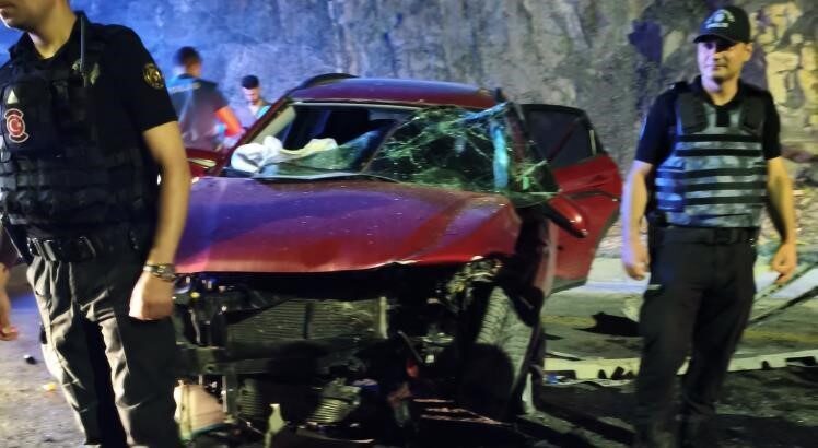 Hakkari’nin Serisolan mevkiinde gece saatlerinde meydana gelen trafik kazasında, 2’si