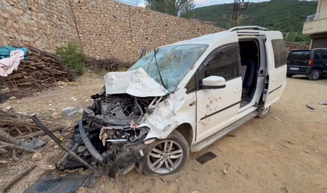 Hakkari’nin Şemdinli ilçesinde meydana gelen trafik kazasında 3 kişi yaralandı.