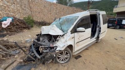 Hakkari’nin Şemdinli ilçesinde meydana gelen trafik kazasında 3 kişi yaralandı.