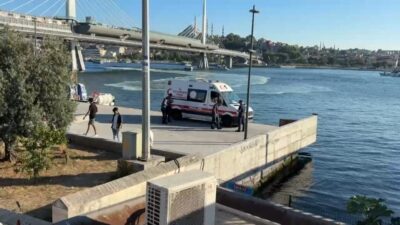 İstanbul Haliç’te Atatürk Köprüsü’nün altında tur teknesinin köprü ayağına çarpması