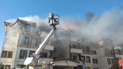 Hatay’da yaşanan yangında, Hassa ilçe merkezinde bulunan 5 katlı iki