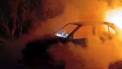 Hatay’da İsalı Mahallesi’nde seyir halindeyken alev alan bir otomobil, kısa