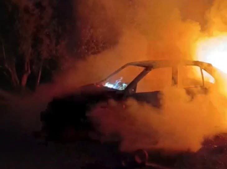 Hatay’da İsalı Mahallesi’nde seyir halindeyken alev alan bir otomobil, kısa