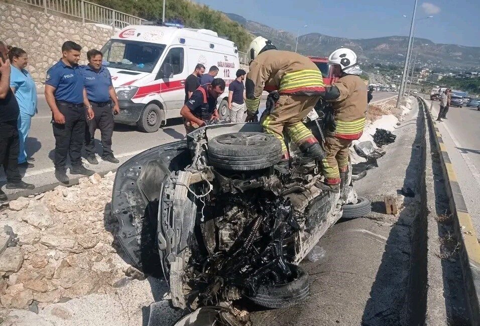 Defne ilçesinde meydana gelen trafik kazasında, sürücüsünün kontrolünden çıkan bir