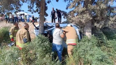 Hatay’ın Kırıkhan ilçesinde meydana gelen trafik kazasında otomobilin şarampole devrilerek