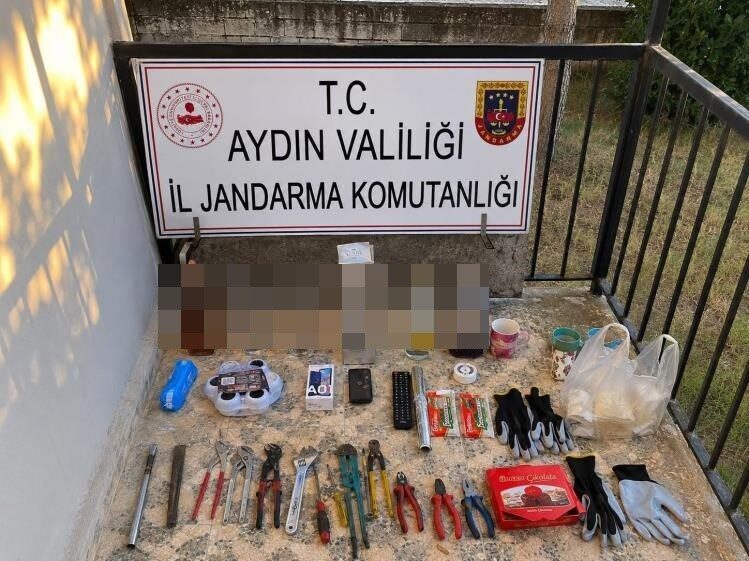 Bozdoğan ilçesinde gerçekleşen hırsızlık olayında, 2 şüpheli, evden çıkarken suçüstü