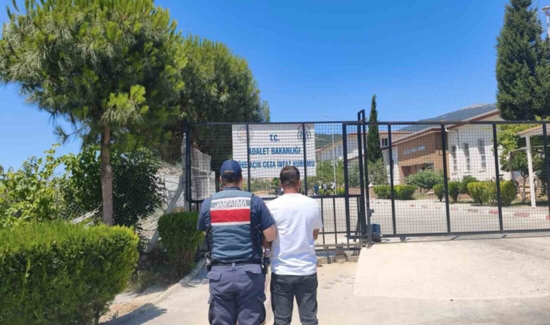 Kuşadası ilçesinde jandarma ekipleri tarafından aranan kişilerin yakalanması amacıyla gerçekleştirilen