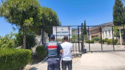 Kuşadası ilçesinde jandarma ekipleri tarafından aranan kişilerin yakalanması amacıyla gerçekleştirilen