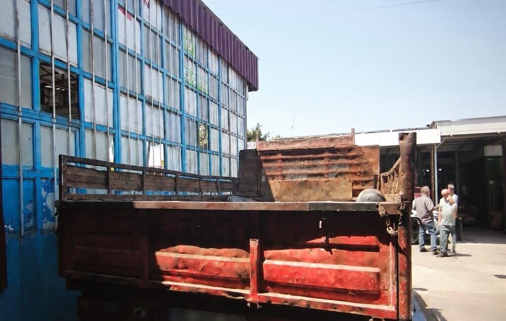 Samsun’da, hurda kasaları eğik bir şekilde taşıyan bir kamyonet sürücüsüne