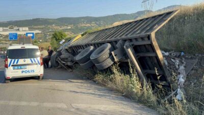 Samsun’un İlkadım ilçesinde bir hurda yüklü kamyonun rampada freni boşaldı