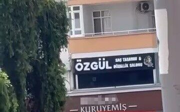 Adana’da, bir kişi, bir kuruyemiş dükkanının önünde içki içmesine izin