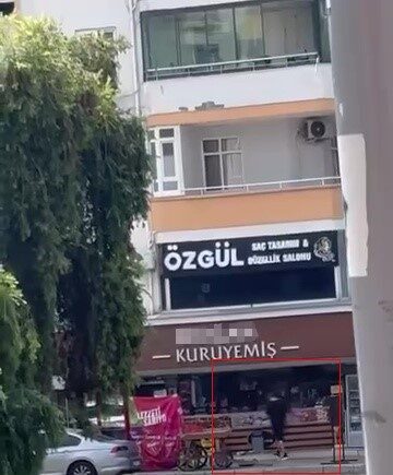 Adana’da, bir kişi, bir kuruyemiş dükkanının önünde içki içmesine izin