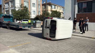 Eskişehir’de meydana gelen trafik kazasında, iki hafif ticari aracın çarpışması