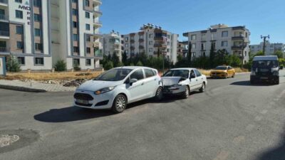 Adıyaman’da meydana gelen trafik kazasında iki otomobilin çarpışması sonucunda bir
