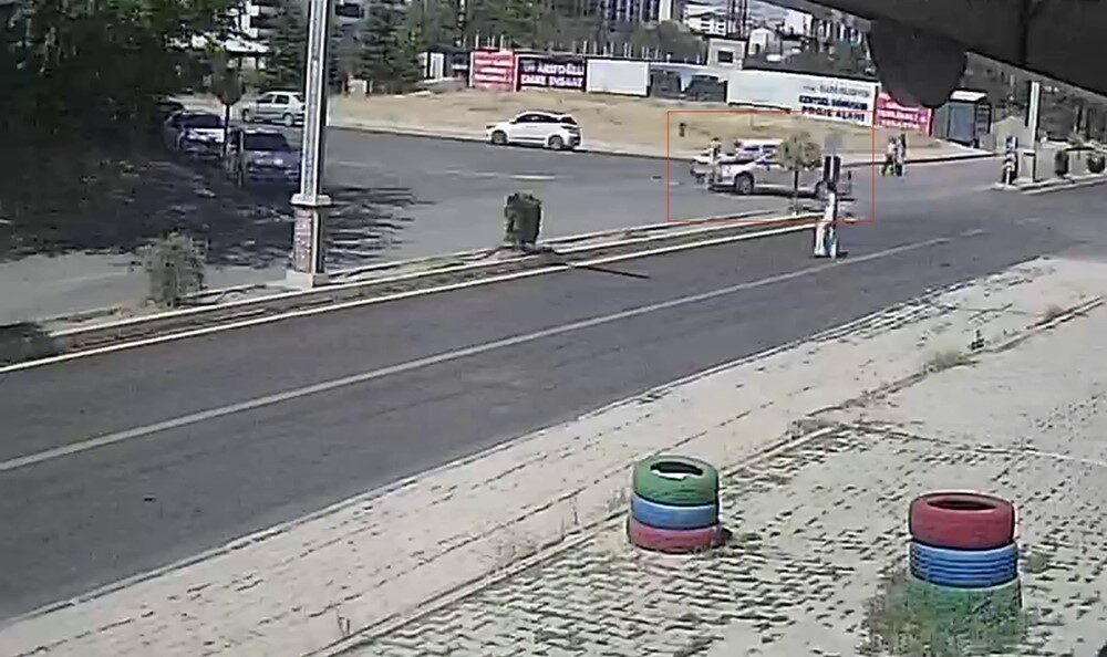 Elazığ’da meydana gelen trafik kazasında 3 kişi yaralandı. Otomobillerin çarpışması