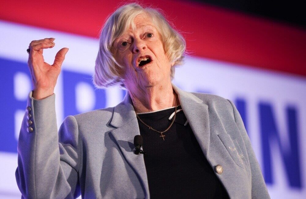 İngiltere’de tecrübeli siyasetçi Ann Widdecombe’un, evinde ciddi darbeler almış olarak
