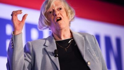 İngiltere’de tecrübeli siyasetçi Ann Widdecombe’un, evinde ciddi darbeler almış olarak
