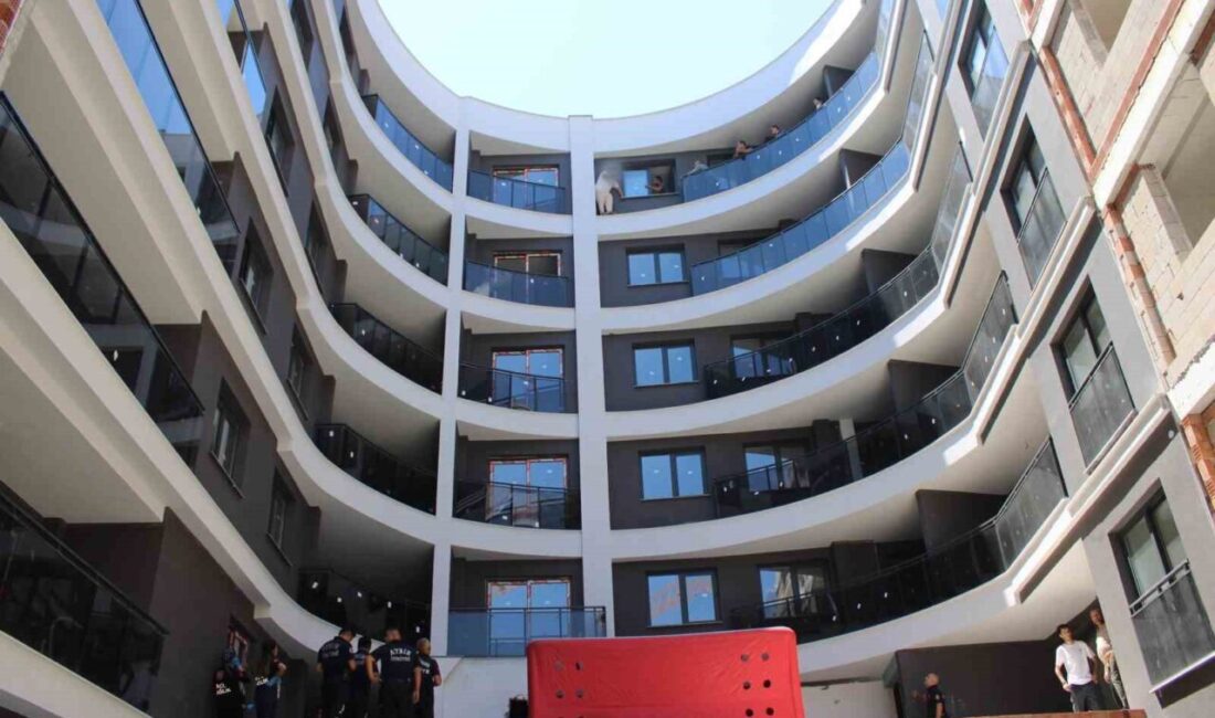 Aydın’ın Efeler ilçesinde bir inşaatın altıncı katına çıkan bir kişi,