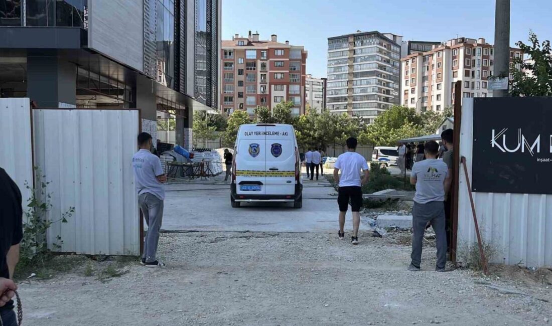 Konya’da bir inşaatın dış cephesine yerleştirilen kule yük asansöründen beton