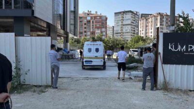 Konya’da bir inşaatın dış cephesine yerleştirilen kule yük asansöründen beton