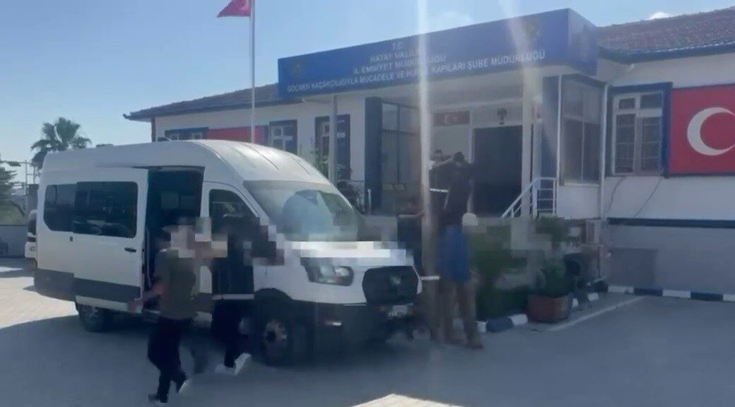 Hatay’da polis operasyonunda 8 kaçak göçmen yakalanırken, mahkeme 4 organizatörü