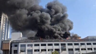 Gaziantep’te bulunan 5 katlı Halı Sarayı İş Merkezi’nin çatı kısmında