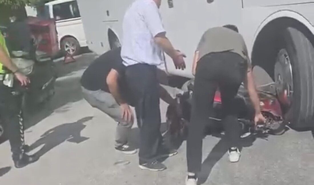 Eskişehir’de meydana gelen trafik kazasında, işçi servisiyle çarpışan bir motosiklet