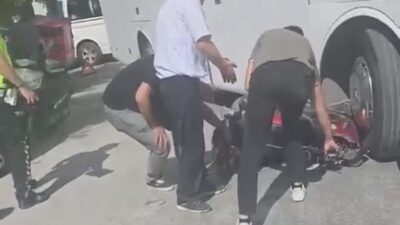 Eskişehir’de meydana gelen trafik kazasında, işçi servisiyle çarpışan bir motosiklet