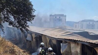 Hatay’da bulunan bir inşaat şantiyesinde çalışan işçilerin kaldığı konteyner yatakhane,