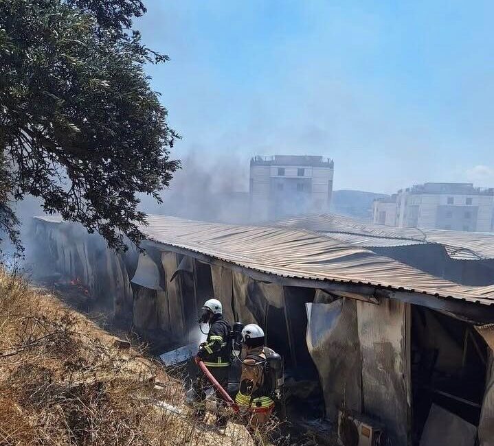 Hatay’da bulunan bir inşaat şantiyesinde çalışan işçilerin kaldığı konteyner yatakhane,