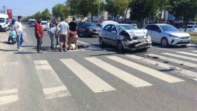 Düzce ilinde gerçekleşen trafik kazasında, bir ışıklı kavşakta 2 araç