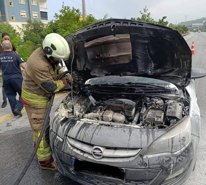 İskenderun ilçesine bağlı Denizciler Mahallesi’nde meydana gelen araç yangını, itfaiye