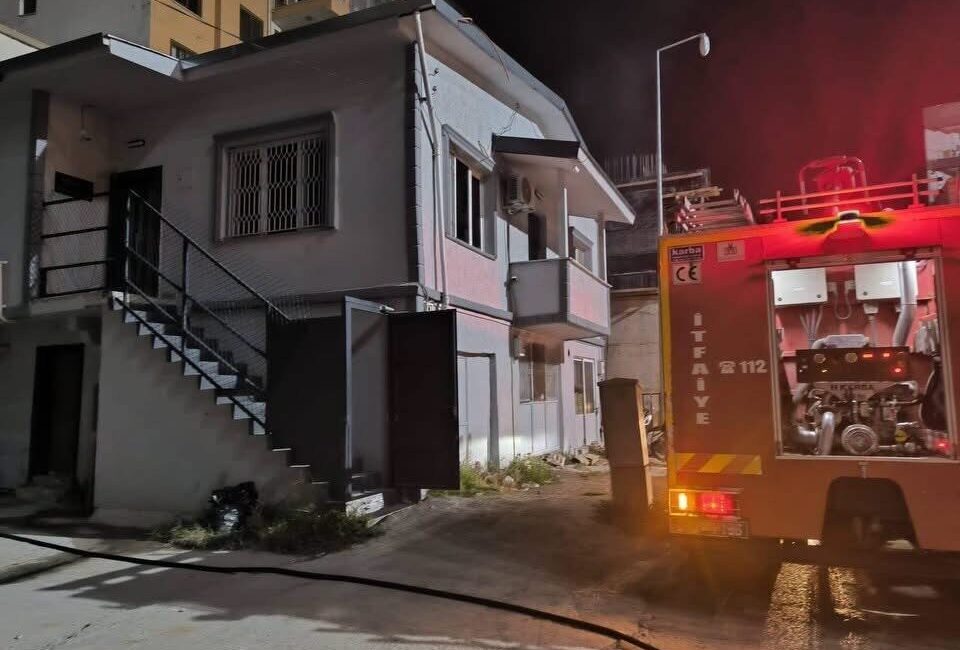 İskenderun ilçesindeki bir iş yerinin deposunda meydana gelen yangın, hızlı