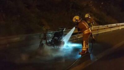 Hatay’da seyir halindeyken alevlere teslim olan bir motosiklet, İskenderun ilçesi