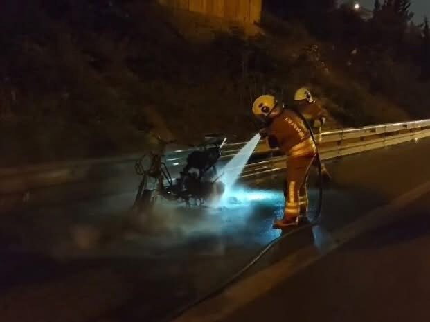 Hatay’da seyir halindeyken alevlere teslim olan bir motosiklet, İskenderun ilçesi