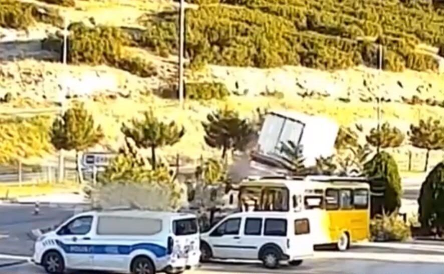 Isparta’nın Keçiborlu ilçesinde meydana gelen kazada bir tır sürücüsü direksiyon