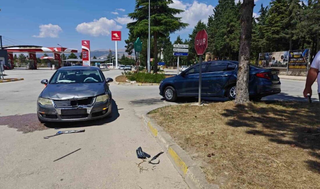 Isparta’nın Yalvaç ilçesinde meydana gelen trafik kazasında araç çarpmanın etkisiyle