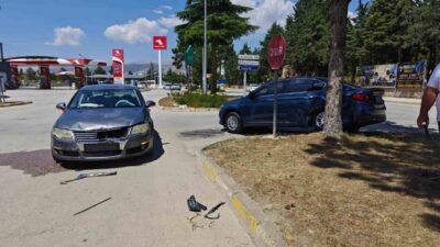 Isparta’nın Yalvaç ilçesinde meydana gelen trafik kazasında araç çarpmanın etkisiyle