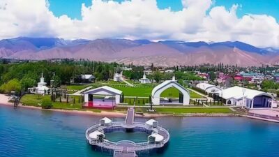 Kuzeydoğusunda konumlanan ve “Kırgızistan’ın İncisi” olarak anılan Issık Göl, ülkenin