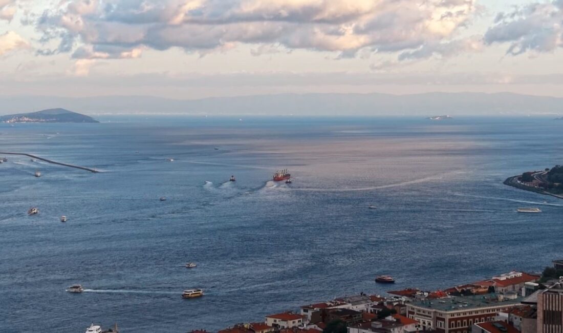 İstanbul Boğazı’nda Kanlıca açıklarında arıza yapan bir yük gemisi, Kıyı