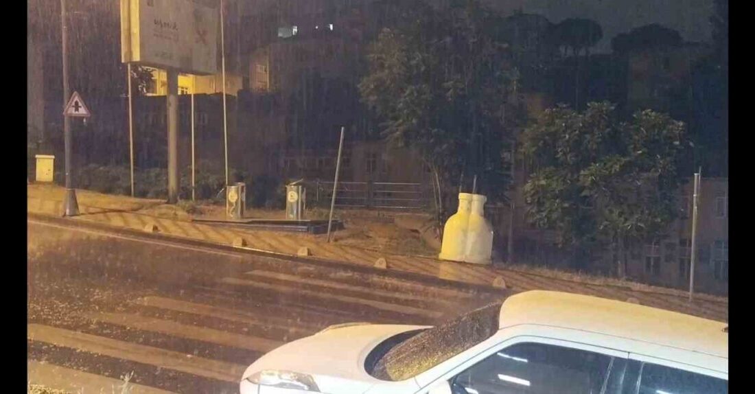 İstanbul’da beklenen yağış, gece saatlerinde başlayarak aralıklarla devam etmekte. Meteoroloji