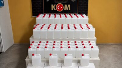 Sakarya’da polis ekipleri, Anadolu Otoyolu’nda bir kamyona operasyon düzenleyerek yaklaşık