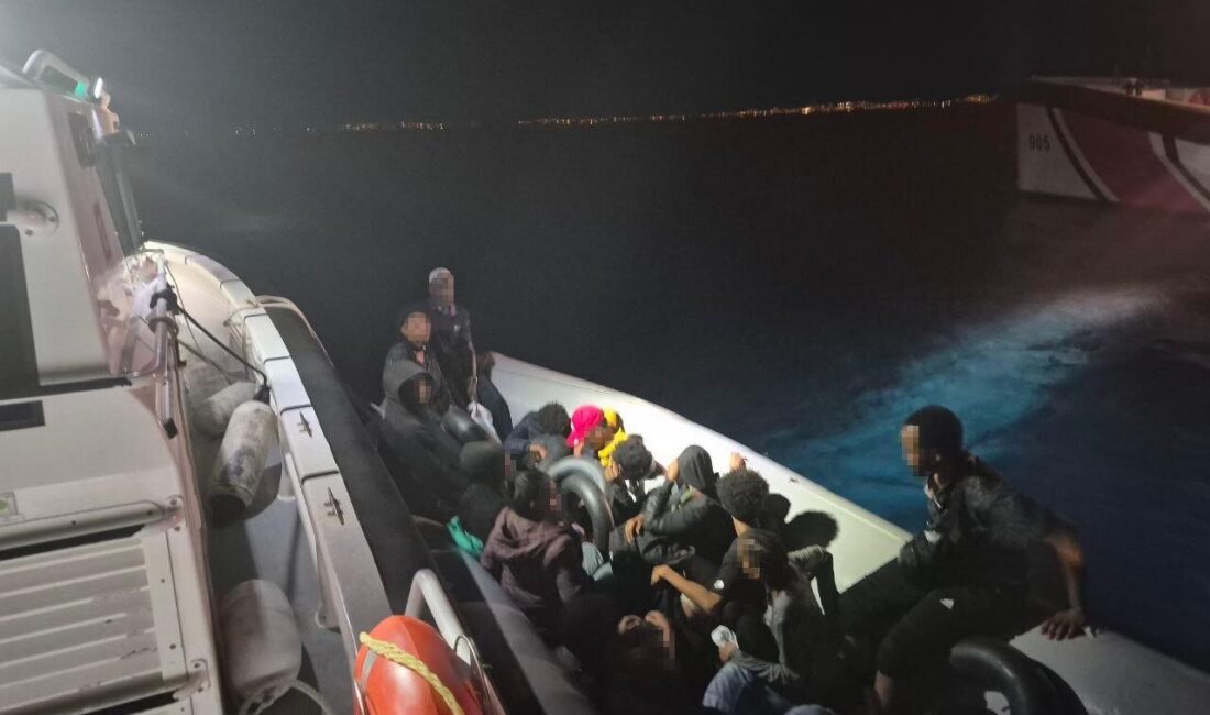 Sahil Güvenlik ekipleri, Dikili ilçesi açıklarında hareket halindeki bir lastik
