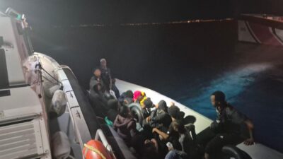Sahil Güvenlik ekipleri, Dikili ilçesi açıklarında hareket halindeki bir lastik