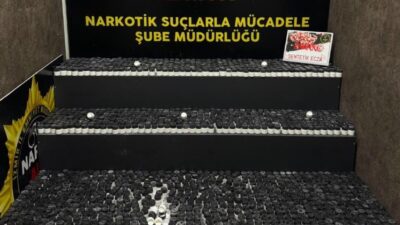 İzmir’in Bayraklı ilçesinde polis ekipleri tarafından bir araca düzenlenen operasyonda