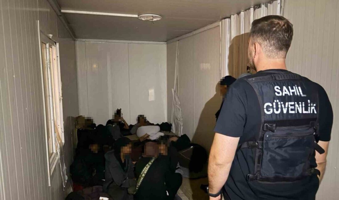 İzmir’in Çeşme ilçesinde gerçekleştirilen operasyonlarda toplam 54 düzensiz göçmen yakalandı.