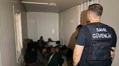 İzmir’in Çeşme ilçesinde gerçekleştirilen operasyonlarda toplam 54 düzensiz göçmen yakalandı.
