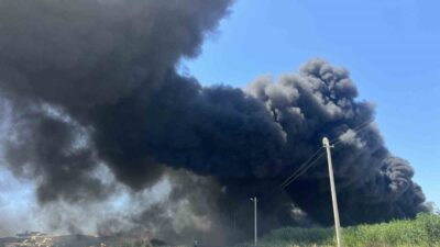İtfaiye ekiplerinin, İzmir’in Menemen ilçesinde bulunan bir geri dönüşüm fabrikasında