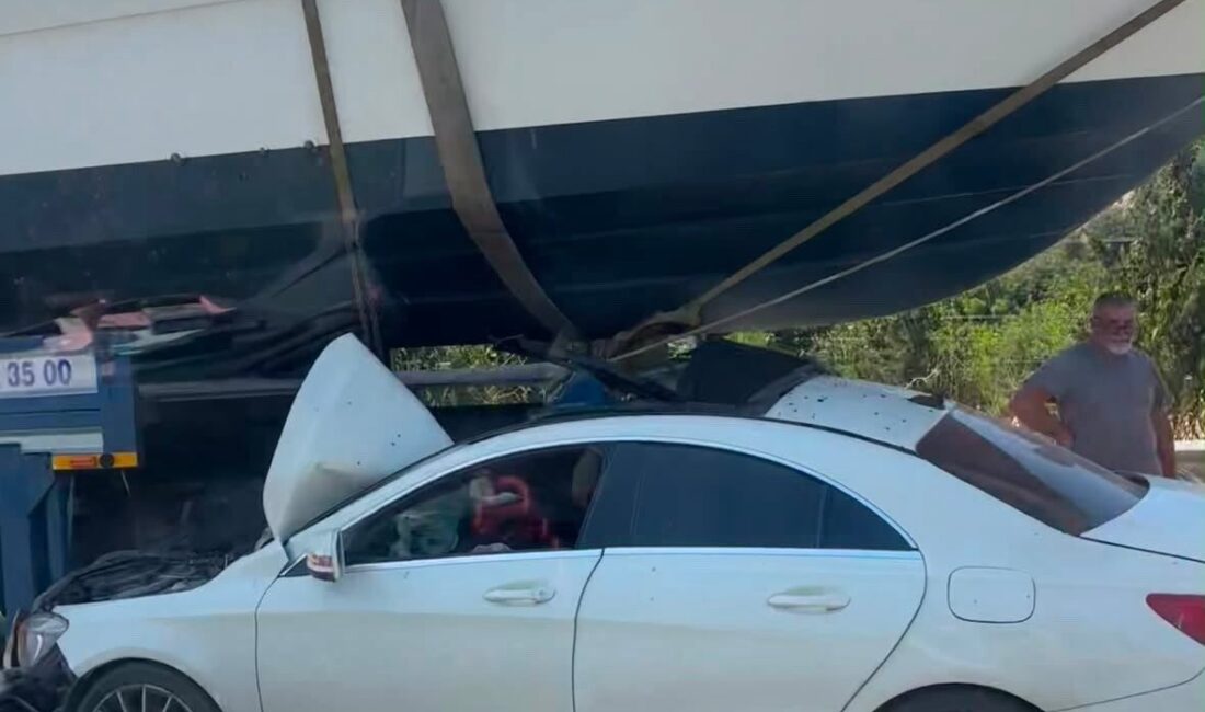 İzmir-Çeşme Otoyolu’nda seyir halinde olan bir araç, çekiciyle taşınan tekneye